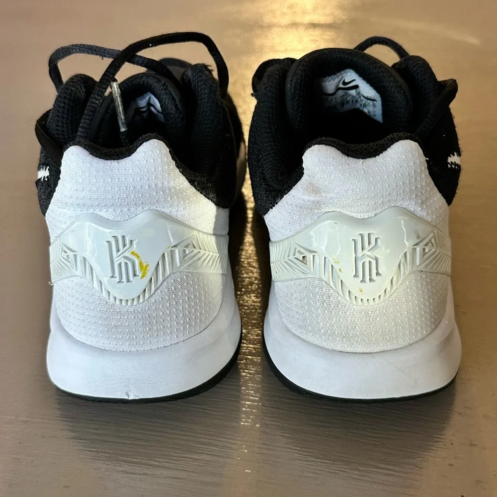 Nike Kyrie Flytrap 2 GS Black White Basketball Shoes AQ3412-001 4.5Y / Womens 6